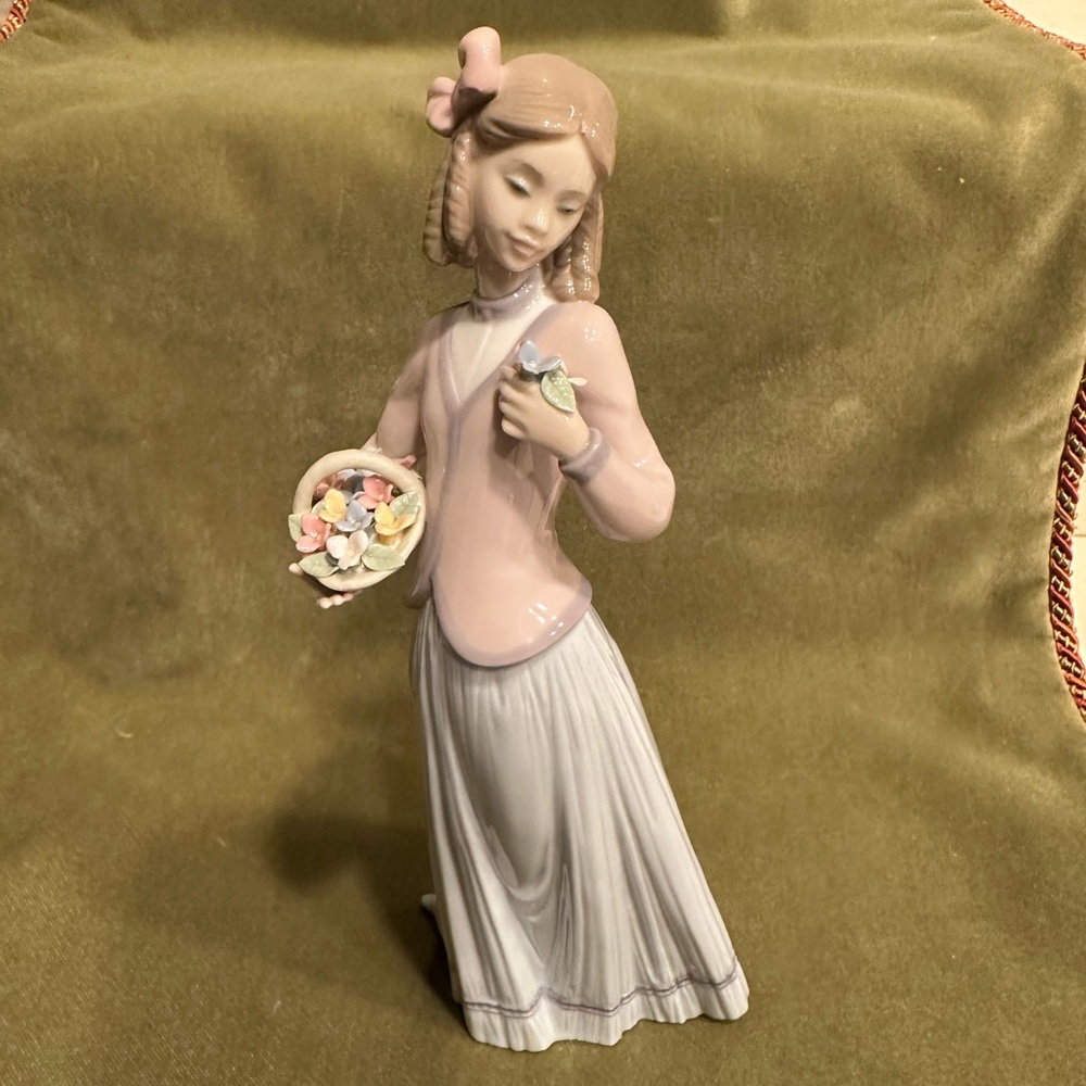 Llardo Society Figurine 7644G. Innocence in Bloom
